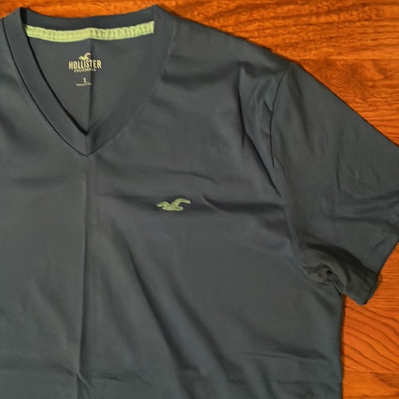 Men’s V-Neck Short Sleeve Hollister T-Shirt - Picture 4 of 4